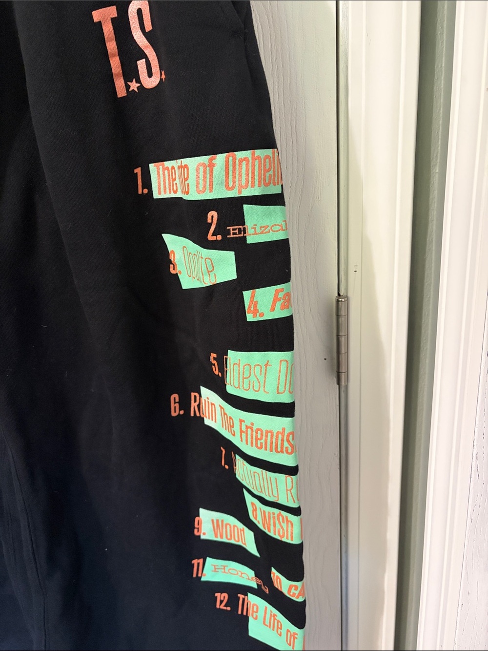 The Life of a Showgirl Tracklist Black Sweatpants Like New Size Large - Picture 7 of 10